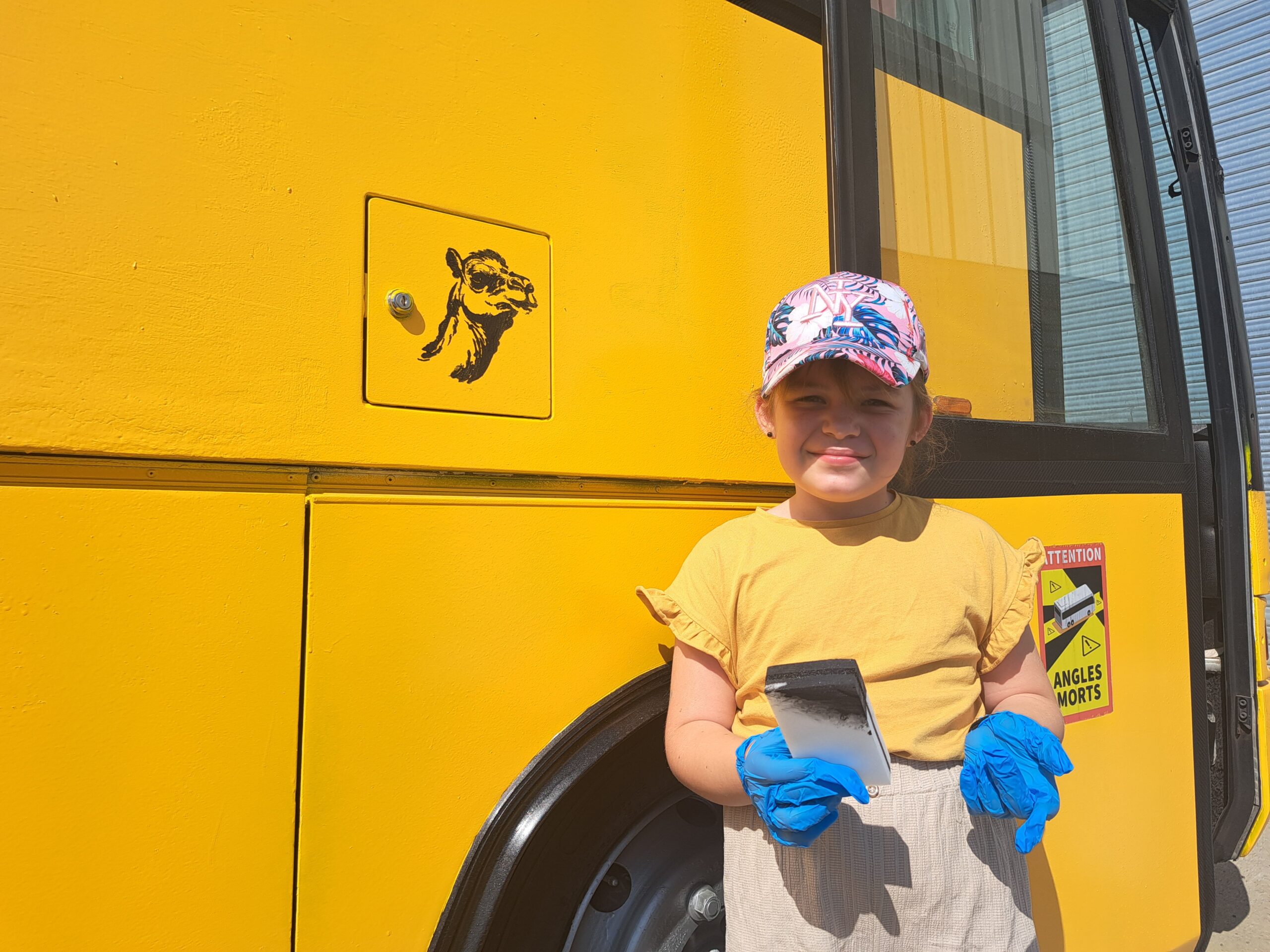 Enfant fier de son pochoir réalisé sur le bus
