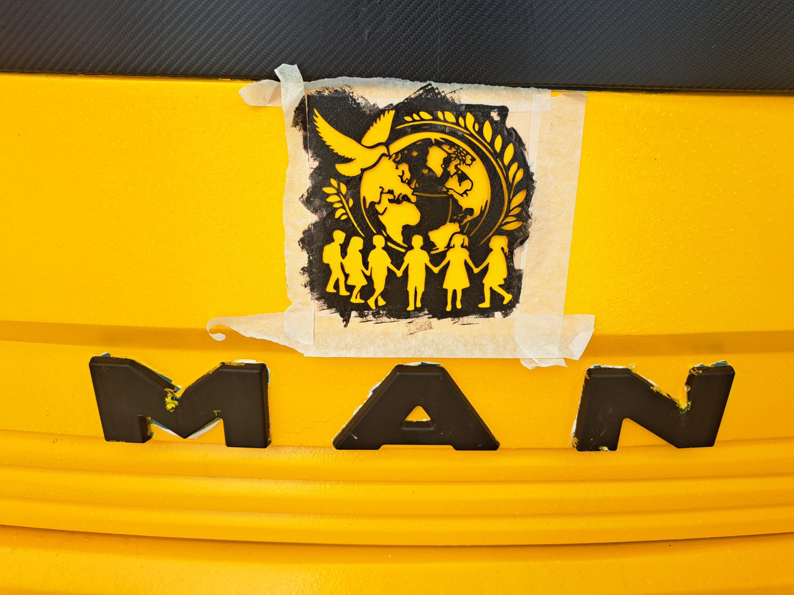 Motif africain réalisé au pochoir sur le bus jaune